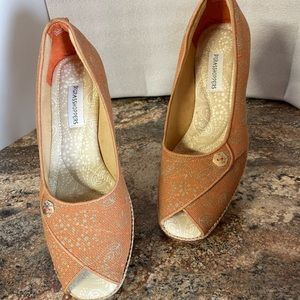 Grasshoppers Comfort Slip On Wedge, 1 1/2 inch! Size 7M Women's, padded insole!